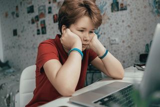 Škodlivější než brainrot. Rage bait videa vydělávají na vzteku dětí a mladistvých - Médium.cz